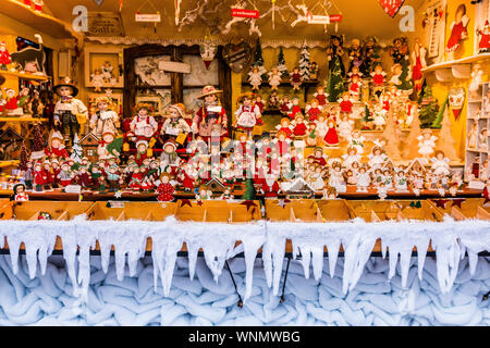 Salzburg, Österreich. SALZBURG, Österreich - Dezember 23, 2018: Handcrafted traditionellen Christbaumschmuck in Salzburg Weihnachtsmarkt. Stockfoto