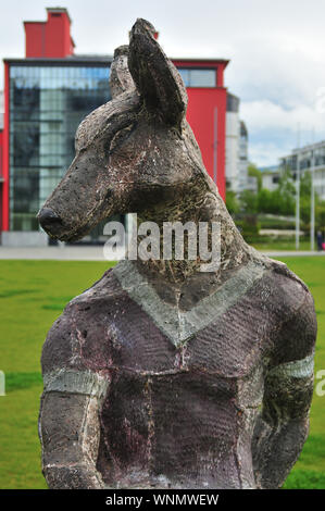 Anubis ist als footbal Stürmer in einer Genfer Bezirk, wo ein Park mit den Gebäuden, in denen die Familien der Stadt Stadion ersetzt vertreten. Stockfoto