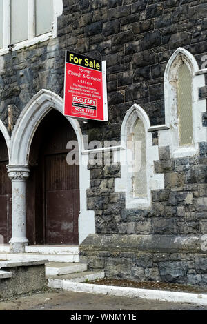 St. Luke Pfarrkirche zum Verkauf Schild. Belfast, Ulster, Nordirland, Großbritannien. Europa. Stockfoto