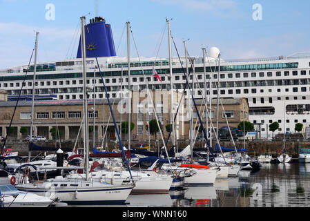 P&O Kreuzfahrtschiff "Aurora" vertäut im Hafen Vigo in Spanien, EU. Stockfoto