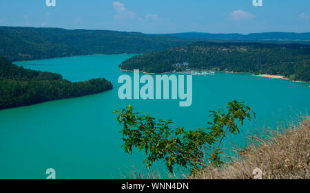 Atemberaubende lac de Vouglans in der Franche Comté Region in Frankreich Stockfoto