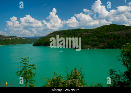 Atemberaubende lac de Vouglans in der Franche Comté Region in Frankreich Stockfoto