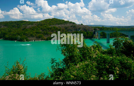 Atemberaubende lac de Vouglans in der Franche Comté Region in Frankreich Stockfoto