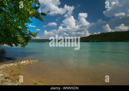 Atemberaubende lac de Vouglans in der Franche Comté Region in Frankreich Stockfoto