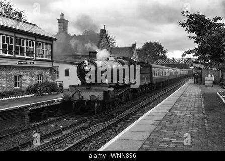 Dampfzug am Bahnsteig des Bahnhofs Bridgnorth (monochrom) Stockfoto