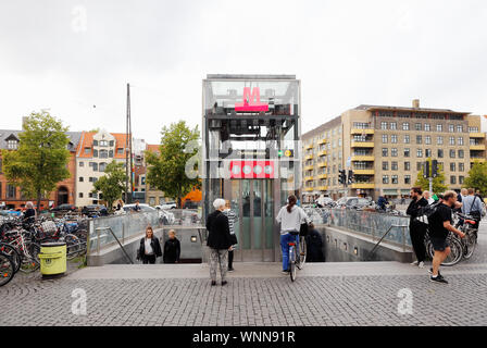 Kopenhagen, Dänemark - 4 September, 2019: Der Eingang zur U-Bahnstation Christianshavn.