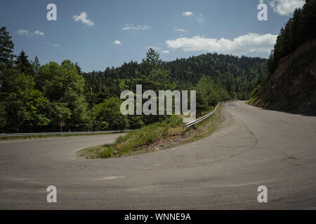 Beautiful road in the mountainous region of Kakheti in Georgia. Sunny summer day Stockfoto