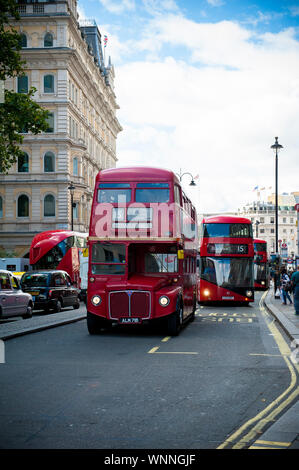 Nummer 15 Bus sowohl elektrische und Route master Londoner Busse Stockfoto