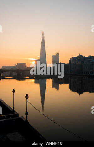 Dawn Reflexion des Londoner Architektur und die Der Shard auf der Themse, London, Vereinigtes Königreich Stockfoto