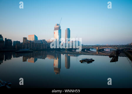 Blackfriar Bridge, London, Vereinigtes Königreich in der Dämmerung mit Reflexionen über die Themse getroffen Stockfoto