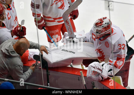 Trinec, Tschechische Republik. 06 Sep, 2019. Goalie von trinec Patrik Bartosak Kontrollen Schlittschuhen während der Eishockey Champions League Gruppe D: HC Ocelari Trinec vs Lahti Pelikane in Trinec, Tschechien, 6. September 2019. Credit: Jaroslav Ozana/CTK Photo/Alamy leben Nachrichten Stockfoto