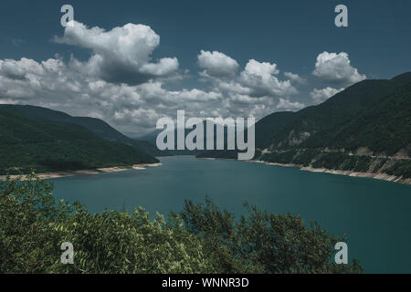 Zhinval Wasserbehälter auf dem Aragvi Fluss in Georgien. Kaukasus Stockfoto