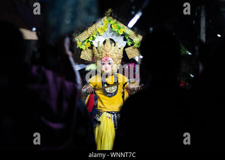 Maskierte Tänzer nehmen an den Mahakali Naach in Nagadesh, Nepal. Stockfoto