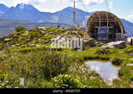 Blick auf den Pavillon Station der Skyway Monte Bianco Seilbahn vom Saussurea alpinen Botanischen Garten im Sommer, Courmayeur, Aostatal, Italien Stockfoto