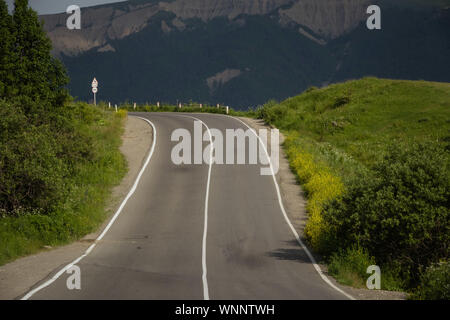 Beautiful road in the mountainous region of Kakheti in Georgia. Sunny summer day Stockfoto