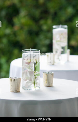 Tischdekoration mit Orchideen in Wasser für Empfang Stockfoto