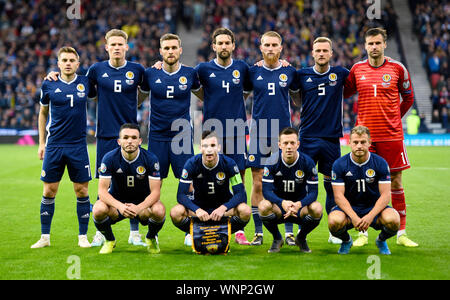 Schottland Mannschaft Gruppe. Obere Reihe (von links nach rechts) Schottlands James Forrest, Scott McTominay, Stephen O'Donnell, Charlie Mulgrew, Oliver McBurnie, Liam Cooper und David Marshall. Die untere Reihe (von links nach rechts) Johannes McGinn, Andrew Robertson, Callum McGregor und Ryan Fraser während der UEFA EURO 2020 Qualifikation, Gruppe I am Hampden Park, Glasgow entsprechen. Stockfoto