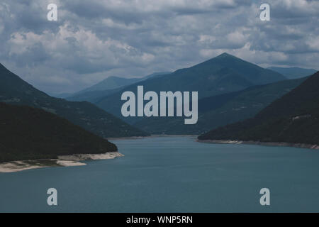 Zhinval Wasserbehälter auf dem Aragvi Fluss in Georgien. Kaukasus Stockfoto