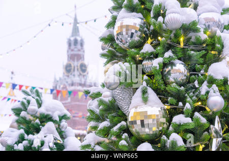 Schneebedeckten Weihnachtsbaum auf dem Hintergrund der Spasski Turm der Moskauer Kreml eingerichtet. Stockfoto