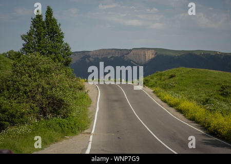 Beautiful road in the mountainous region of Kakheti in Georgia. Sunny summer day Stockfoto