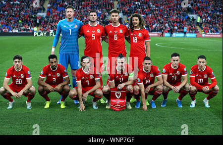 Wales Team Group, (von links nach rechts) Obere Reihe: Wayne Hennessey, Chris Mepham, Joe Rodon und Ethan Ampadu. Untere Reihe: Daniel James, Neil Taylor, Joe Allen, Gareth Bale, Connor Roberts, Tom Lawrence und Harry Wilson während der UEFA EURO 2020 Qualifikation, Gruppe E Gleiches an der Cardiff City Stadium, Cardiff. Stockfoto