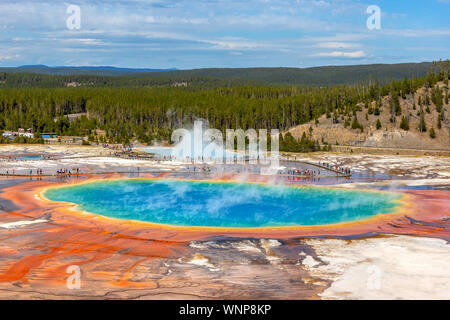 Grand Prismatic Spring, die größte heiße Quelle des Yellowstone National Park, ist 200-330 Meter im Durchmesser und mehr als 121 Meter tief. Stockfoto