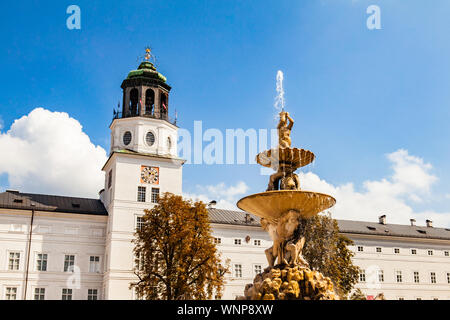 Residenzbrunnen Brunnen an Residenz am Residenzplatz in Salzburg, Österreich. Stockfoto