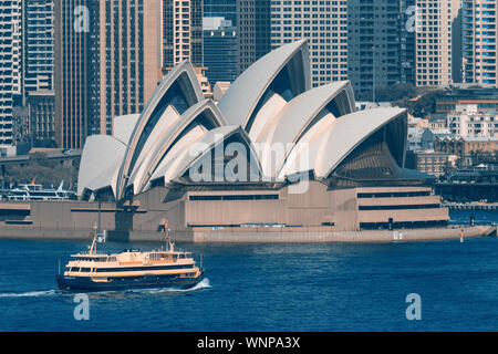 Sydney Opera House von Tarongo Park Zoo in Sydney, NSW Australien gesehen. Stockfoto