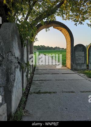 Überreste einer alten jüdischen Friedhof mit einem Eingang Stockfoto