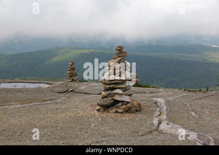 Rock Cairns entlang der West Ridge Trail in der Nähe der Gipfel des Mount Strickjacke Berg in Orange, New Hampshire. Feuer verbrannt Über diesen Gipfel im Jahre 1855, und Stockfoto