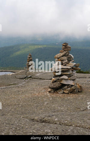 Rock Cairns entlang der West Ridge Trail in der Nähe der Gipfel des Mount Strickjacke Berg in Orange, New Hampshire. Feuer verbrannt Über diesen Gipfel im Jahre 1855, und Stockfoto