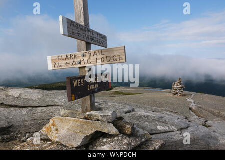 West Ridge und Clark Trail Juncition in der Nähe der Gipfel des Mount Strickjacke Berg in Orange, New Hampshire. Feuer verbrannt über dieses Gipfels im Jahr 1855, und ist Stockfoto