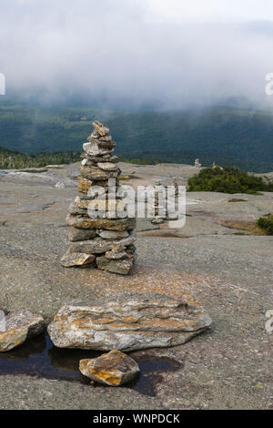 Rock cairns entlang des West Ridge Trail nahe dem Gipfel des Mount Cardigan Mountain in Orange, New Hampshire. Feuer brannte über diesem Gipfel im Jahr 1855. Stockfoto