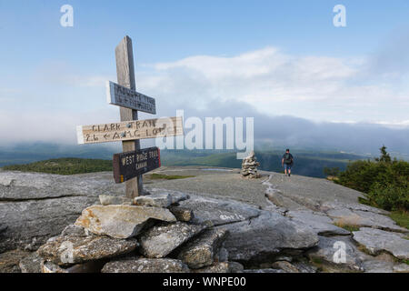 West Ridge und Clark Trail Juncition in der Nähe der Gipfel des Mount Strickjacke Berg in Orange, New Hampshire. Feuer verbrannt über dieses Gipfels im Jahr 1855, und ist Stockfoto