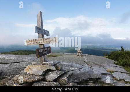 West Ridge und Clark Trail Juncition in der Nähe der Gipfel des Mount Strickjacke Berg in Orange, New Hampshire. Feuer verbrannt über dieses Gipfels im Jahr 1855, und ist Stockfoto