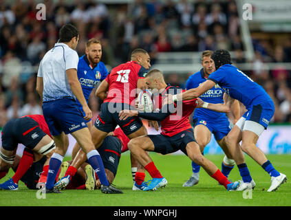 Newcastle, UK. 06 Sep, 2019. 6. September 2019; St James Park, Newcastle, Tyne und Wear, England; internationale Rugby, England und Italien; Jonny kann von England in Angriff genommen wird - redaktionelle Verwendung. Credit: Aktion Plus Sport Bilder/Alamy leben Nachrichten Stockfoto