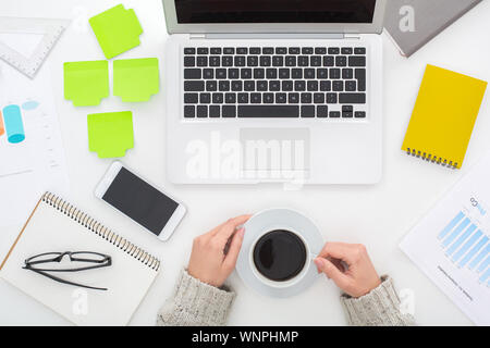 Junge Frau am Tisch oben Geschäftskonzept trinken americano Sitzen Stockfoto