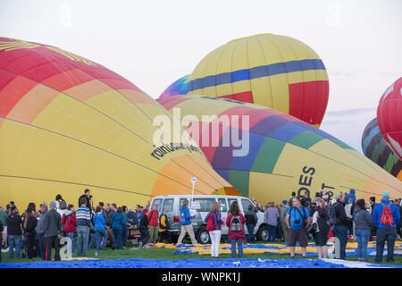 Albuquerque, New Mexico, 01.10.2016: Foto wurde während am frühen Morgen, wenn hunderte von Ballons aufsteigend kurz nach Sonnenaufgang. Stockfoto