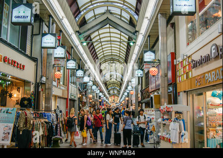 Kyoto, Japan - Juli 22, 2019: Die Menschen gehen mit shinkyogoku Einkaufsstraße Stockfoto