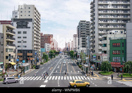 Tokio, Japan - Juli 28, 2019: Blick auf Showa-Dori Ave in Asakusa Viertel Stockfoto