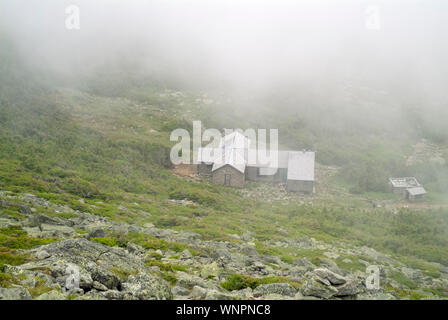 Appalachian Trail - Madison Hütte an einem nebligen Sommertag von Mount Madison in den White Mountains, New Hampshire. Ursprünglich 1888 erbaut, ist es das, wie Stockfoto