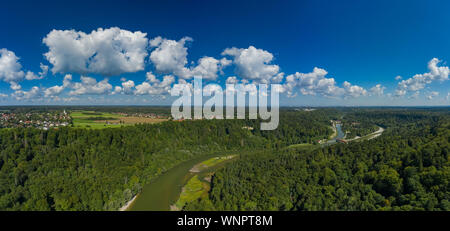 Antenne Flug über die Isar in der Nähe von München im Spätsommer. Stockfoto