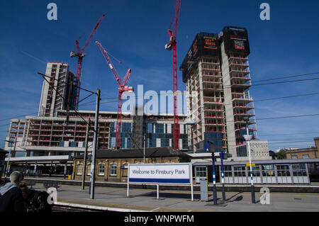 Bauarbeiten Entwicklung den Bau neuer Wohnungen in Mehrfamilienhäusern mit Blick auf Finsbury Park Station Stockfoto