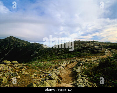 Appalachian Trail - Malerische Aussicht auf Mount Lincoln mit Geröll Wand angesichts von Little Haystack Mountain in den White Mountains, New Hampshire auf einem cl Stockfoto