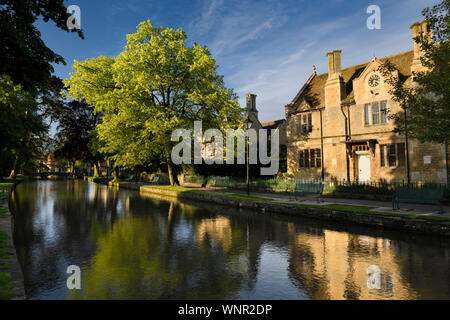 Die Victoria Hall in der Morgensonne mit Reflexion auf dem Fluss Windrush in Bourton-on-the-Water Cotswolds England Stockfoto