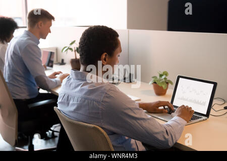 Fokussierte schwarz Analyst Arbeiten am Laptop im Coworking Space Stockfoto