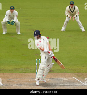 Manchester, Großbritannien. 06 Sep, 2019. Rory Verbrennungen von England vermeidet einen hohen Ball am Tag drei der 4 Specsavers Asche Test übereinstimmen, in Old Trafford Cricket Ground, Manchester, England. Credit: ESPA/Alamy leben Nachrichten Stockfoto