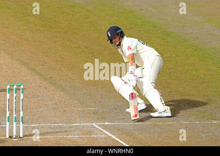 Manchester, Großbritannien. 06 Sep, 2019. Joe Root von England läuft einem bei Tag drei der 4 Specsavers Asche Test übereinstimmen, in Old Trafford Cricket Ground, Manchester, England. Credit: ESPA/Alamy leben Nachrichten Stockfoto