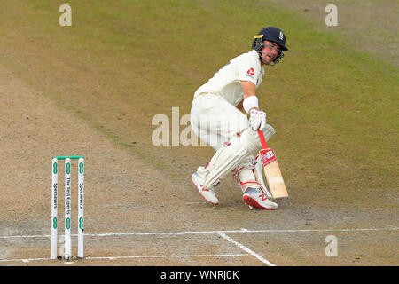 Manchester, Großbritannien. 06 Sep, 2019. Rory Verbrennungen von England läuft einem bei Tag drei der 4 Specsavers Asche Test übereinstimmen, in Old Trafford Cricket Ground, Manchester, England. Credit: ESPA/Alamy leben Nachrichten Stockfoto