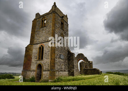 Ruinen von St. Michael Kirche auf Burrow Mump mit Blick auf Southlake Moor im Burrow Brücke England unter bewölktem Himmel Stockfoto